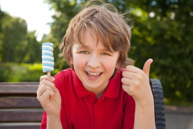 parkta kırmızı dondurma yeme tür çocuk çocuk