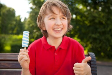 parkta kırmızı dondurma yeme tür çocuk çocuk
