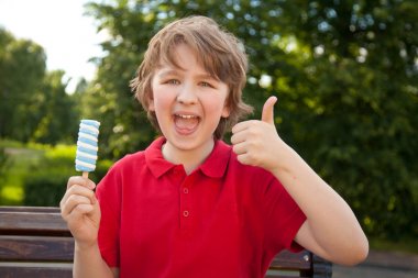 parkta kırmızı dondurma yeme tür çocuk çocuk