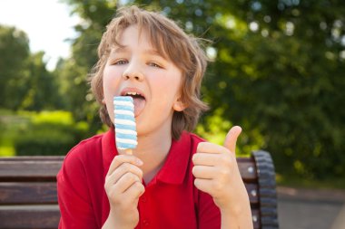 parkta kırmızı dondurma yeme tür çocuk çocuk