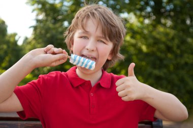 parkta kırmızı dondurma yeme tür çocuk çocuk