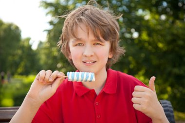 parkta kırmızı dondurma yeme tür çocuk çocuk