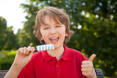 parkta kırmızı dondurma yeme tür çocuk çocuk