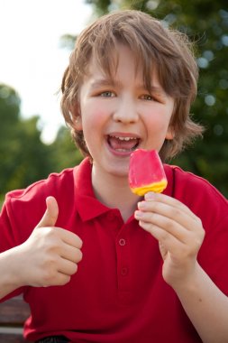 parkta kırmızı dondurma yeme tür çocuk çocuk
