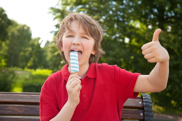 parkta kırmızı dondurma yeme tür çocuk çocuk