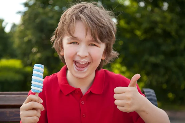 parkta kırmızı dondurma yeme tür çocuk çocuk