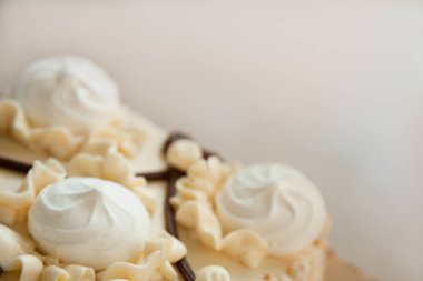 beyaz zemin üzerine beyaz beze pasta