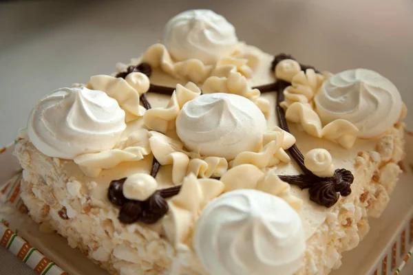 Ciasto beza biały na białym tle — Zdjęcie stockowe