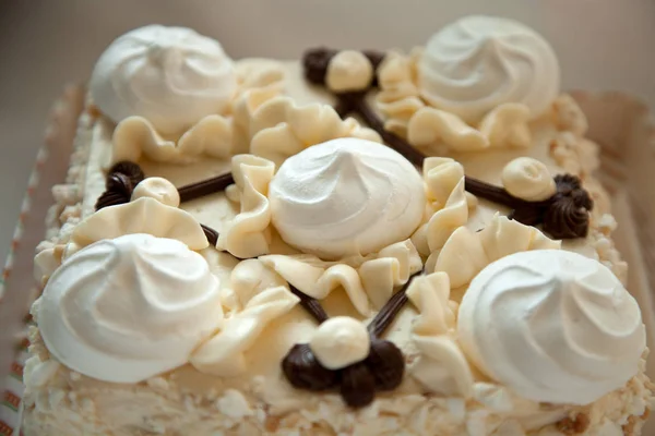 Weiße Baiser-Torte auf weißem Hintergrund — Stockfoto