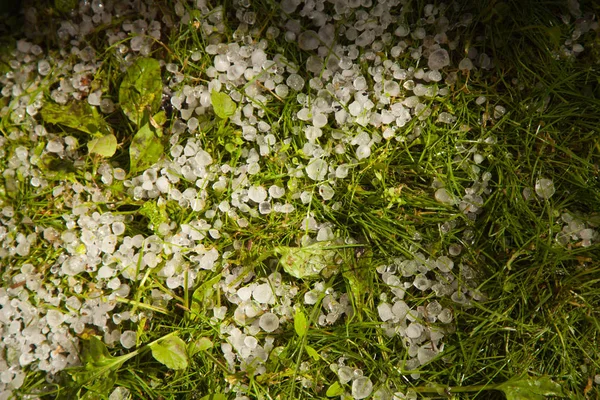 Ungewöhnlich kalter Hagel im Sommer — Stockfoto