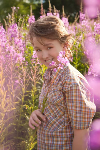 Liberdade menino de verão no campo de flores rosa — Fotografia de Stock