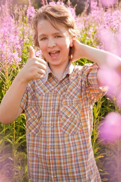 Αγόρι καλοκαίρι ελευθερίας στο πεδίο ροζ λουλούδια — Φωτογραφία Αρχείου