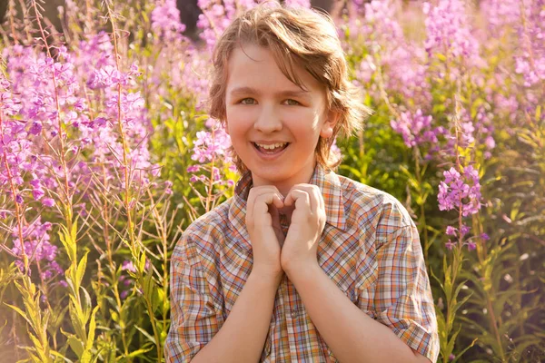 Liberdade menino de verão no campo de flores rosa — Fotografia de Stock