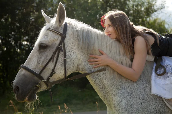 Mooie vrouw met haar vriend wit paard buiten — Stockfoto