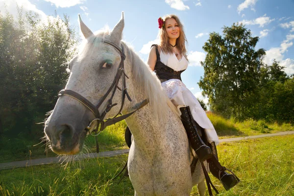 Όμορφη γυναίκα με φίλο λευκό άλογο εξωτερική — Φωτογραφία Αρχείου
