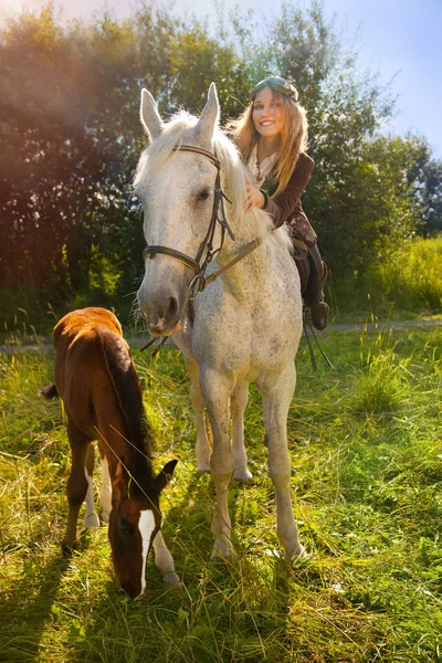 Mulher bonita com seu amigo cavalo branco ao ar livre — Fotografia de Stock
