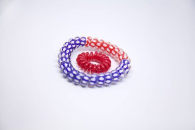 Esnek kauçuk saç bağları Band ip at kuyruğu sahibi izole beyaz arka plan üzerinde