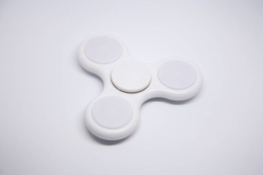 izole beyaz arka plan üzerinde beyaz spinner