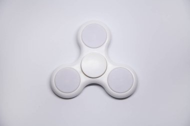 izole beyaz arka plan üzerinde beyaz spinner