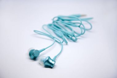 eaphones izole beyaz arka plan üzerinde