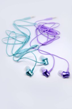 eaphones izole beyaz arka plan üzerinde