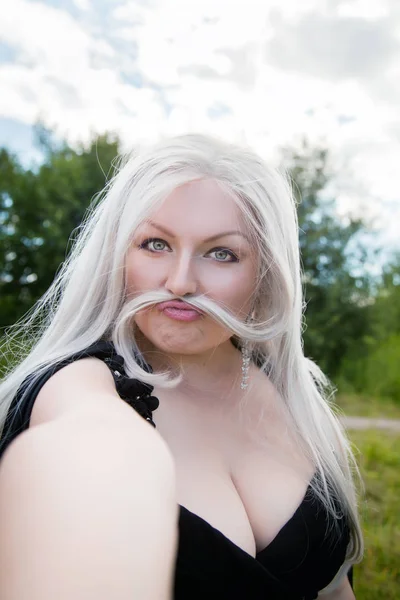 Bonita curvy loira mulher tomando selfie e se divertindo ao ar livre — Fotografia de Stock