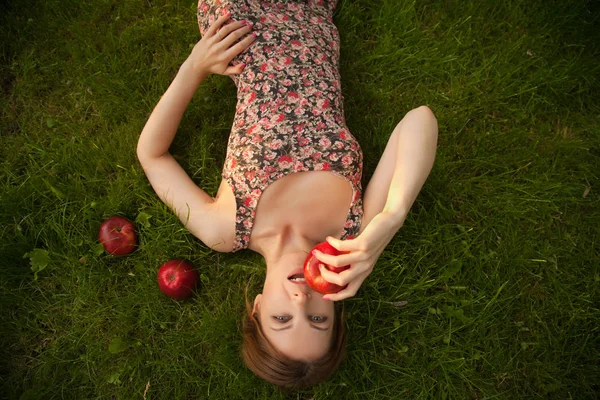 Trendiga Hipster smal tjej avkopplande på gräset i parken sommar solnedgång — Stockfoto