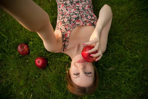 Trendiga Hipster smal tjej avkopplande på gräset i parken sommar solnedgång — Stockfoto