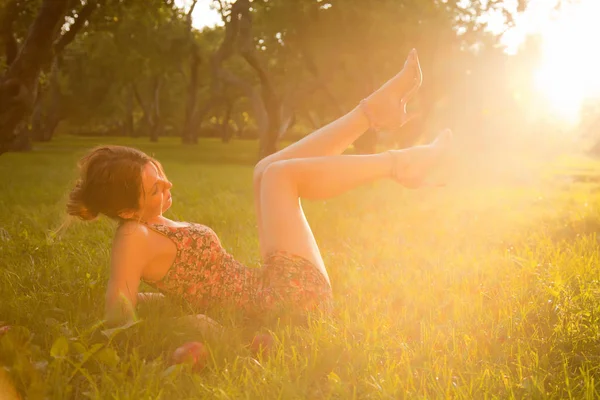 Trendy Hipster Slim meisje ontspannen op het gras In de zomer zonsondergang Park — Stockfoto