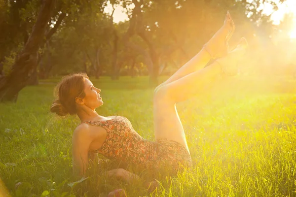 Trendy Hipster Slim meisje ontspannen op het gras In de zomer zonsondergang Park — Stockfoto