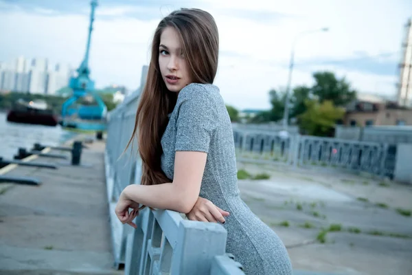 Bonita chica joven en el muelle con yates solo —  Fotos de Stock