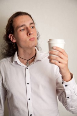 yakışıklı tür mutlu gülümseyen adam izole kahve çay beyaz arka planda yalnız ile