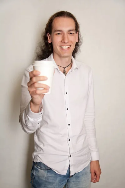 Przystojny mężczyzna rodzaju szczęśliwy uśmiechający się filiżankę kawy i herbaty na białym tle tylko na białym tle — Zdjęcie stockowe