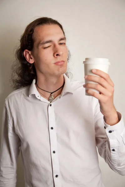 Bello tipo felice uomo sorridente con tazza di tè caffè su sfondo bianco isolato — Foto Stock