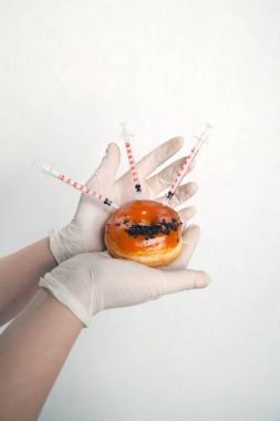 Genetiği değiştirilmiş gıdalar, donut pompalı bir şırınga kimyasallar ile 