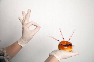 tatlı çörek diyabet şırınga kullanarak enjeksiyon yapma tıp doktoru kadını