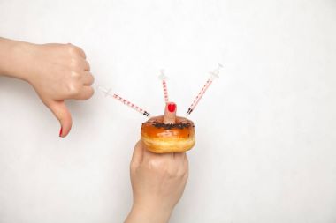 Genetiği değiştirilmiş gıdalar, donut pompalı bir şırınga kimyasallar ile 