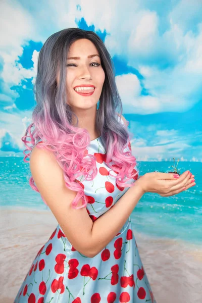 Alegre jovem pin up menina comer doce cereja de pé sozinho — Fotografia de Stock