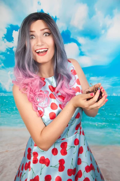 Alegre jovem pin up menina comer doce cereja de pé sozinho — Fotografia de Stock