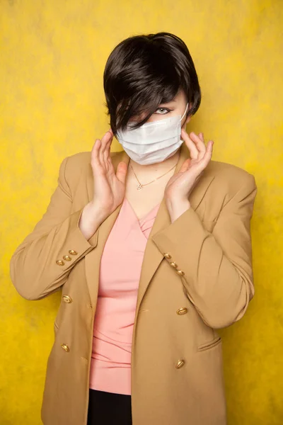 Bella donna bruna indossando maschera medica viso — Foto Stock