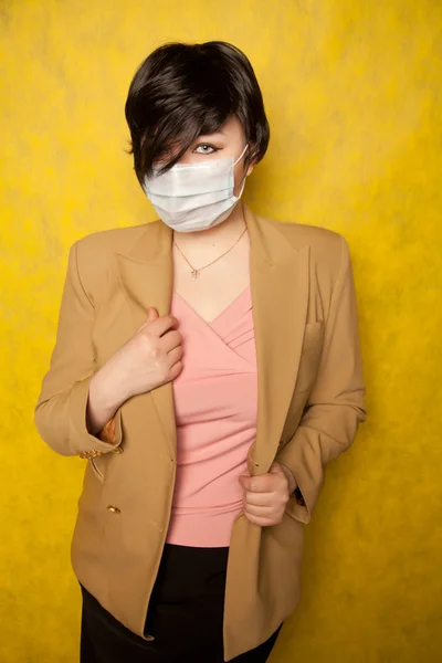 Красива брюнетка жінка в обличчі медична маска — стокове фото