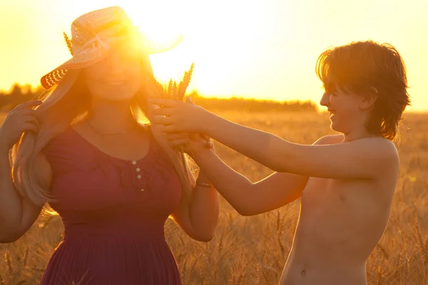 Mãe e filho no campo de trigo por do sol — Fotografia de Stock