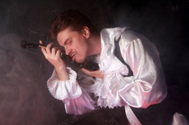 siyah keman ile yetenekli besteci