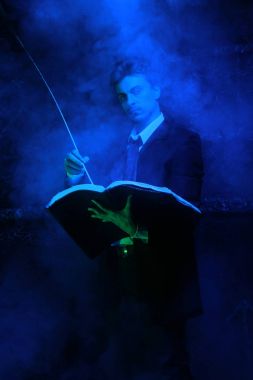 duman siyah arka plan üzerinde duran yakışıklı mistik yazar