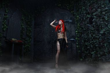 güzel kızıl saçlı kadın savaşçı karanlık Gotik büyük kapıları yanında