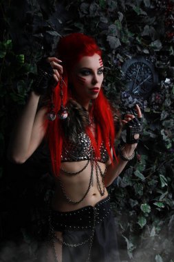güzel kızıl saçlı kadın savaşçı karanlık Gotik büyük kapıları yanında
