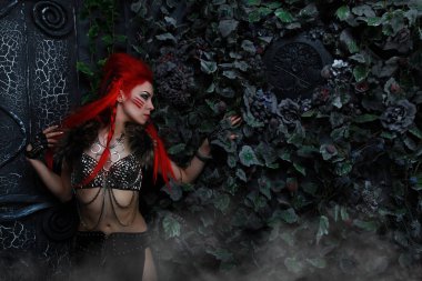 güzel kızıl saçlı kadın savaşçı karanlık Gotik büyük kapıları yanında