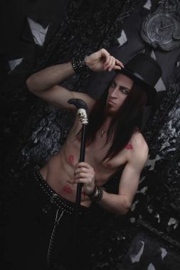 yakışıklı ince genç Gotik vampir adam öpücük işaretleri