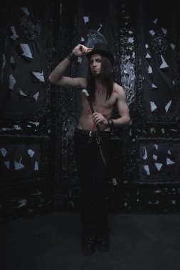yakışıklı ince genç Gotik vampir adam öpücük işaretleri