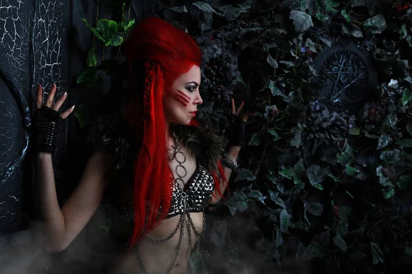 güzel kızıl saçlı kadın savaşçı karanlık Gotik büyük kapıları yanında